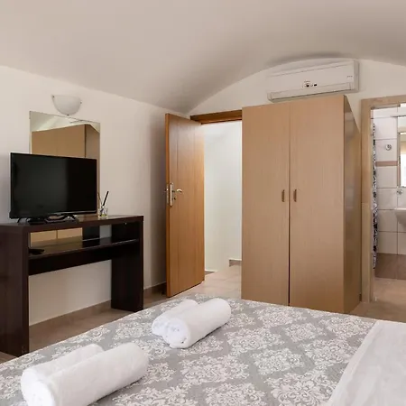 Fadia With Private Pool Villa